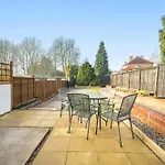 Modern Stylish Home, Garden, Parking, Wifi Families Contractors