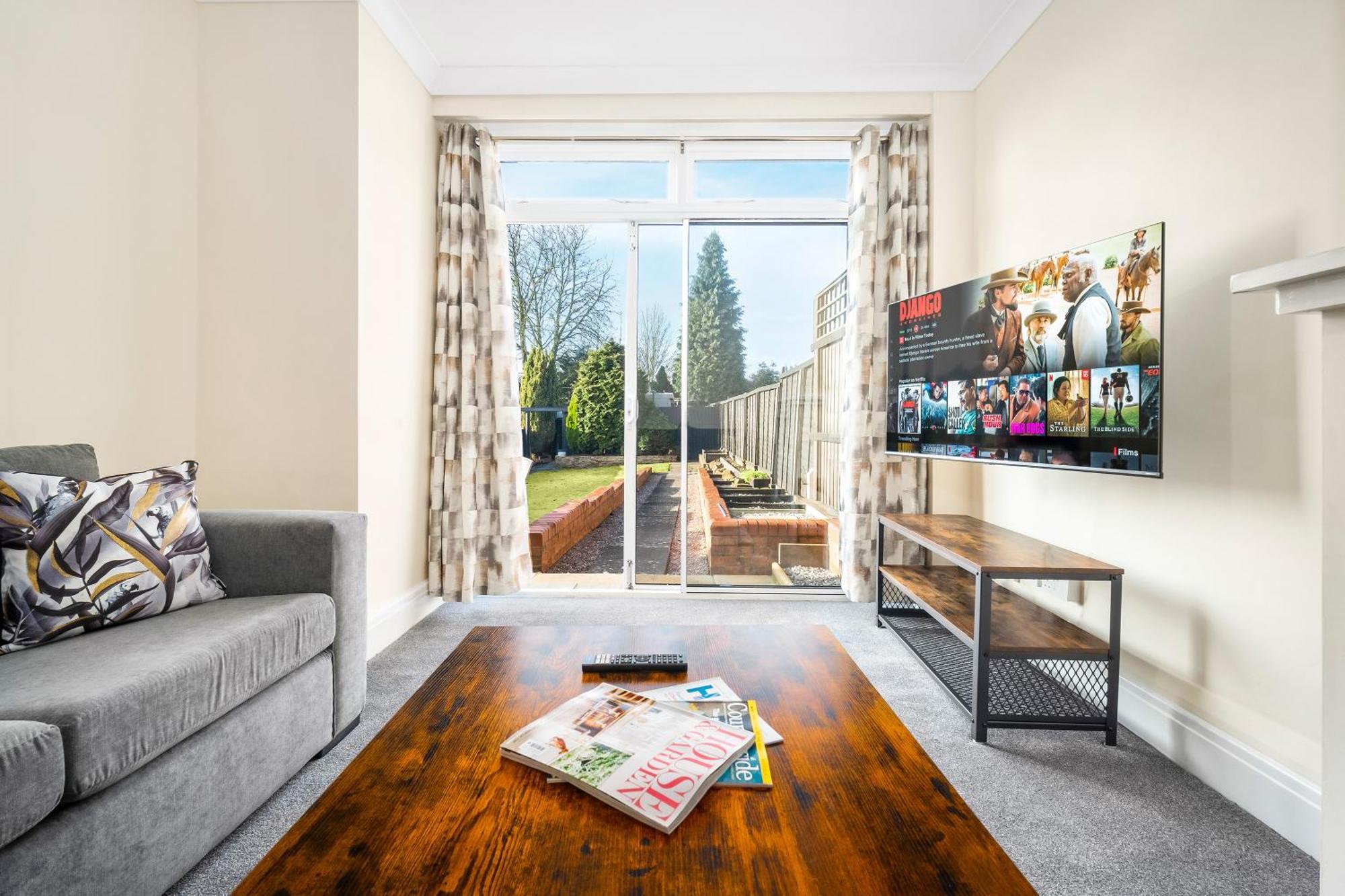 Modern Stylish Home, Garden, Parking, Wifi Families Contractors Birmingham