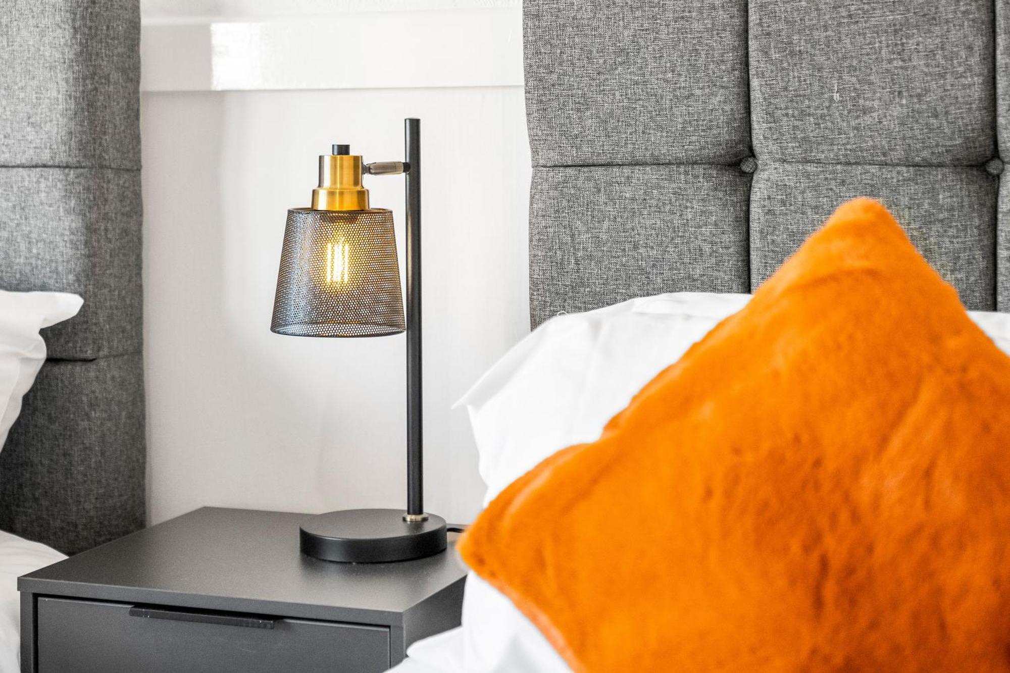 Modern Stylish Home, Garden, Parking, Wifi Families Contractors Holiday home