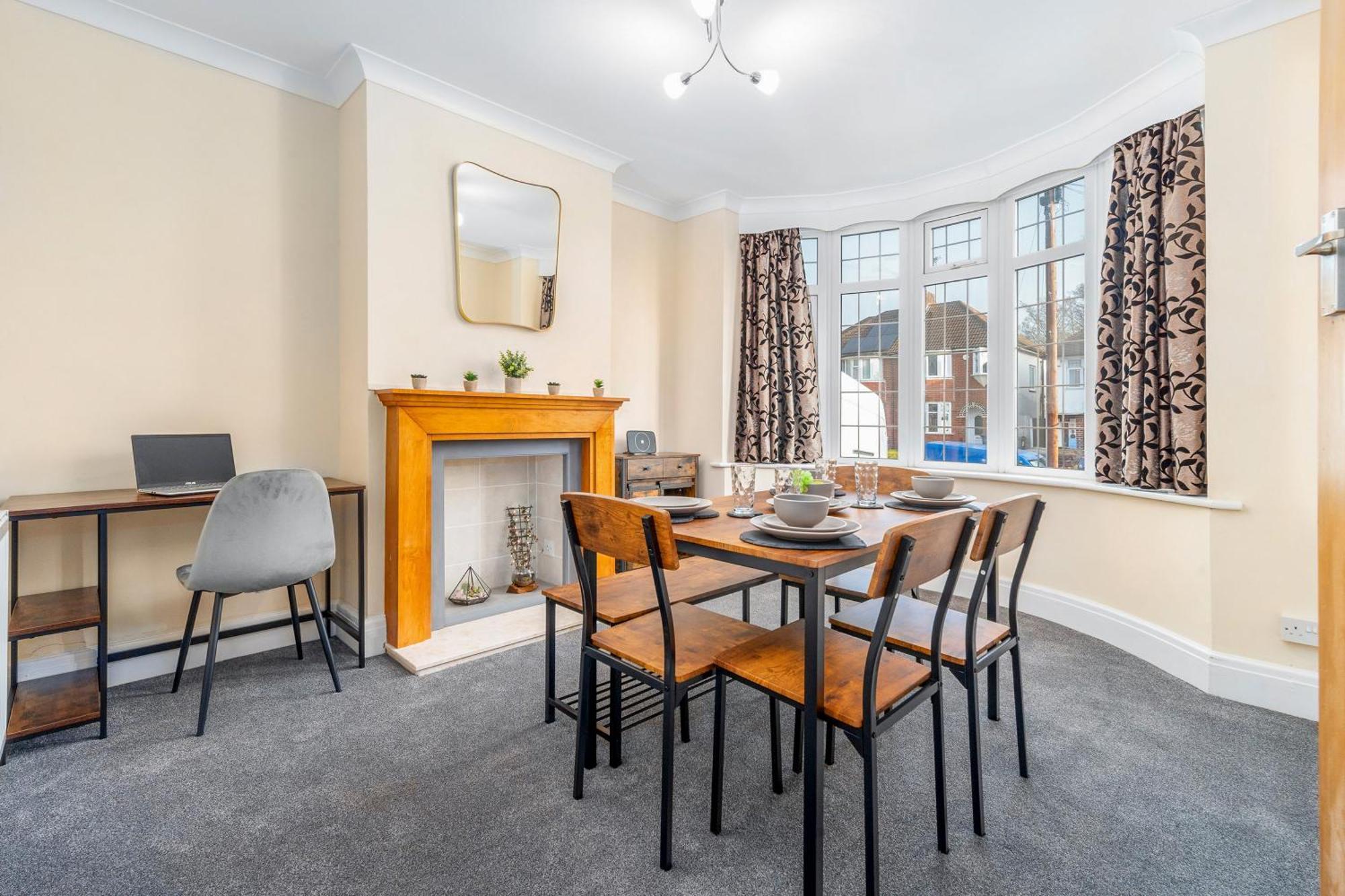 Modern Stylish Home, Garden, Parking, Wifi Families Contractors *
