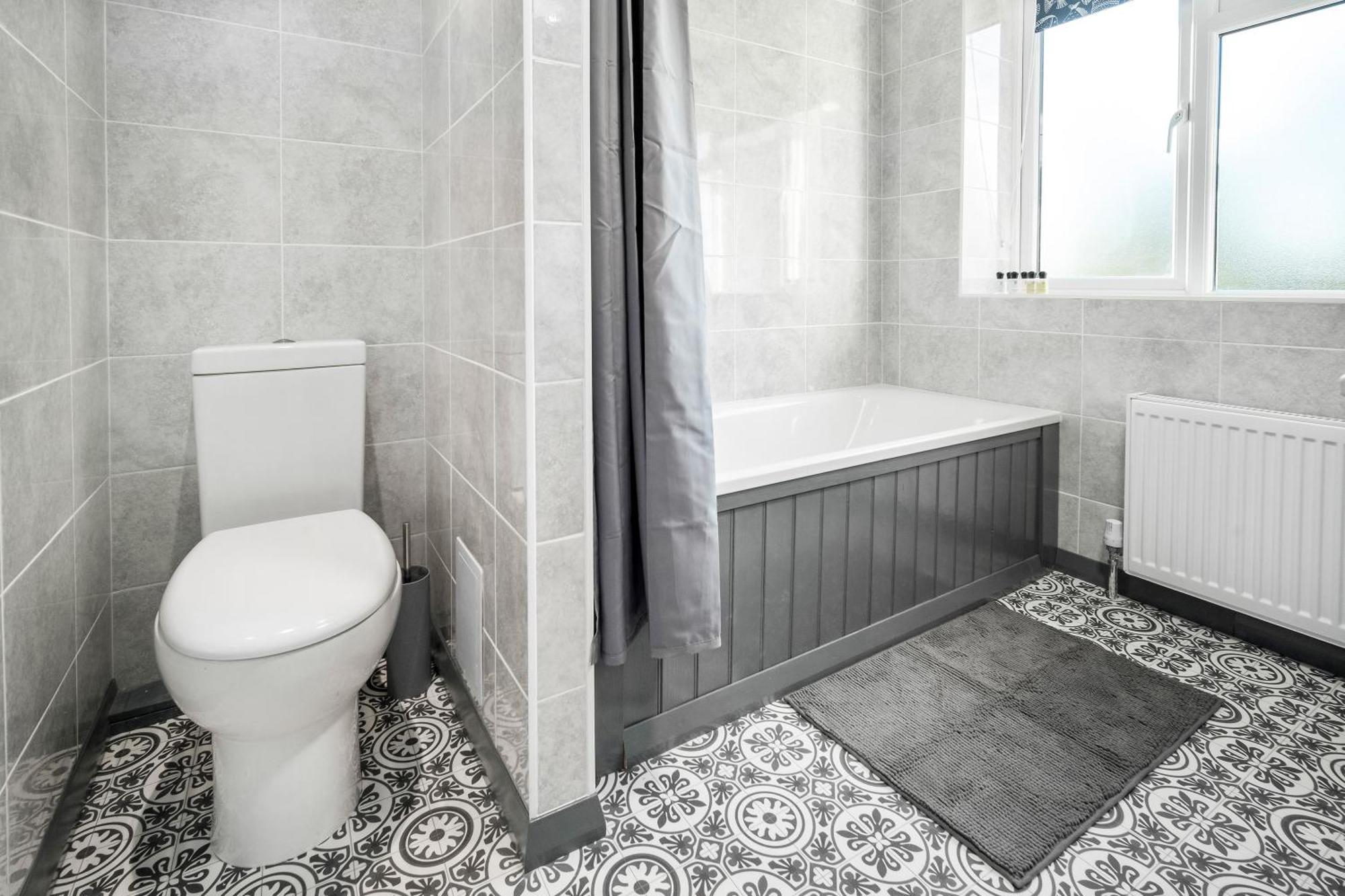 Modern Stylish Home, Garden, Parking, Wifi Families Contractors Birmingham