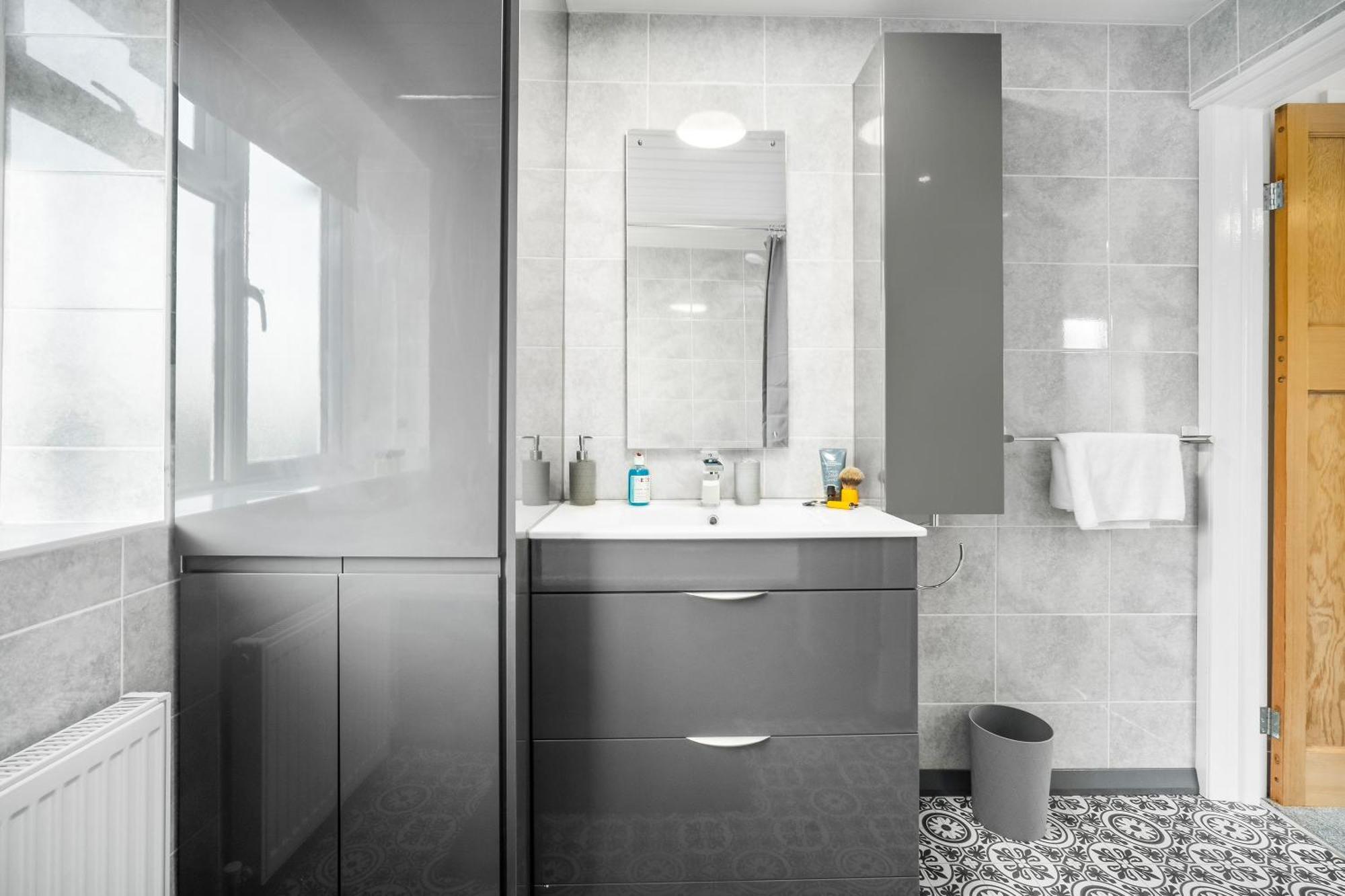 Modern Stylish Home, Garden, Parking, Wifi Families Contractors * Birmingham