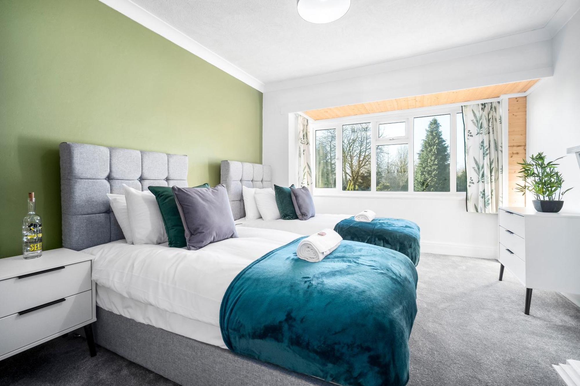 Modern Stylish Home, Garden, Parking, Wifi Families Contractors Holiday home