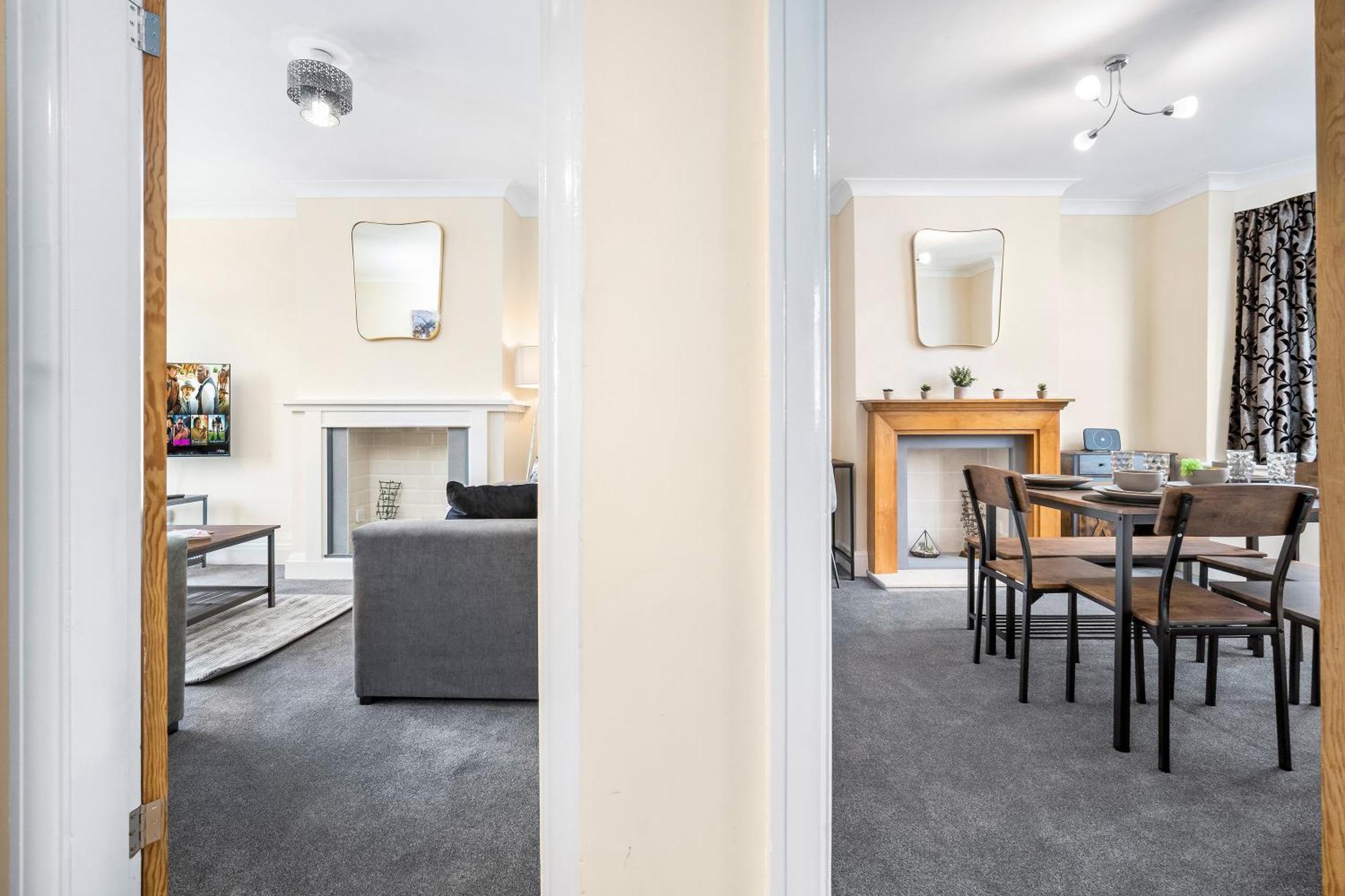 Modern Stylish Home, Garden, Parking, Wifi Families Contractors Holiday home *