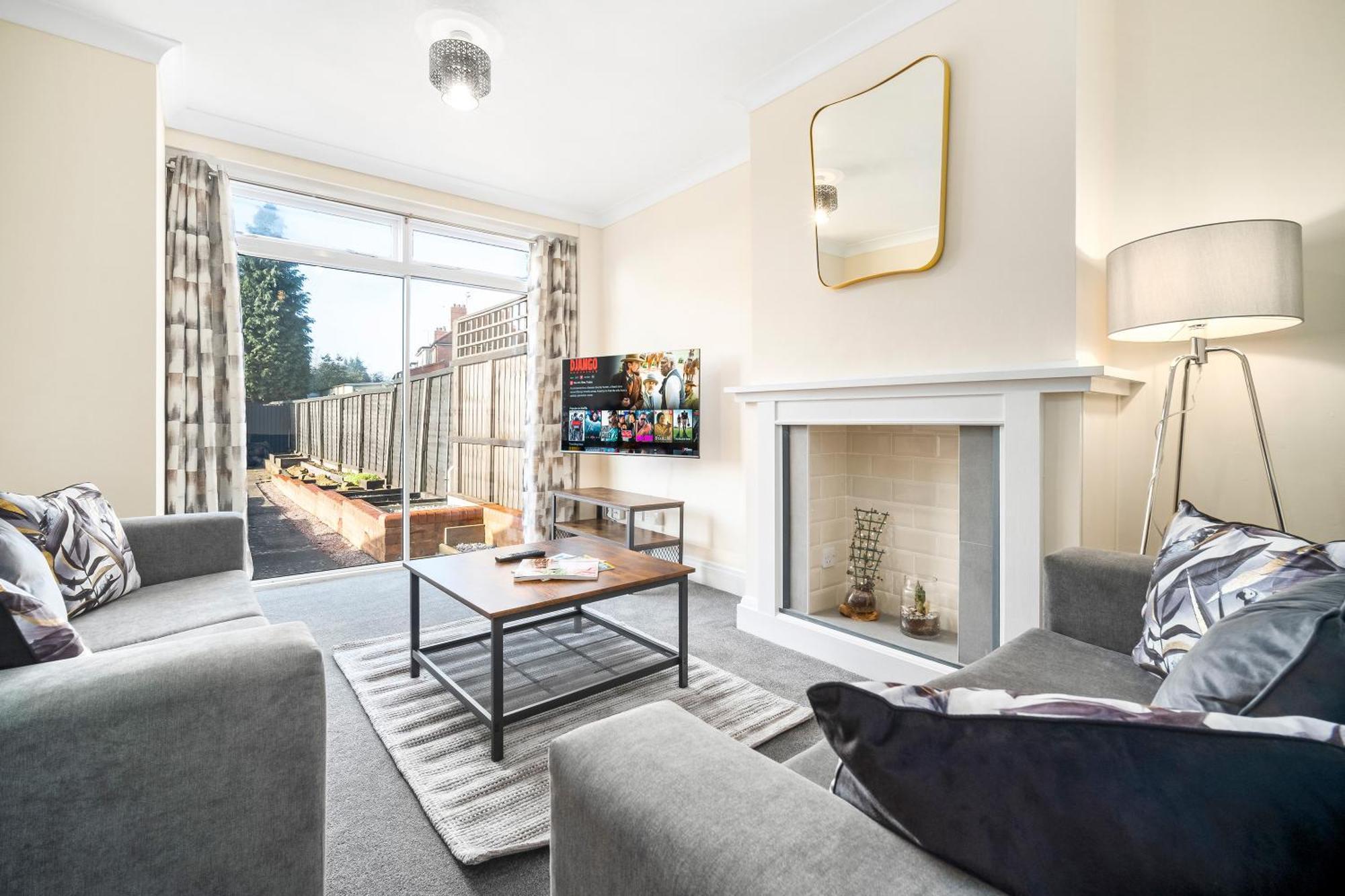 Modern Stylish Home, Garden, Parking, Wifi Families Contractors Holiday home Birmingham