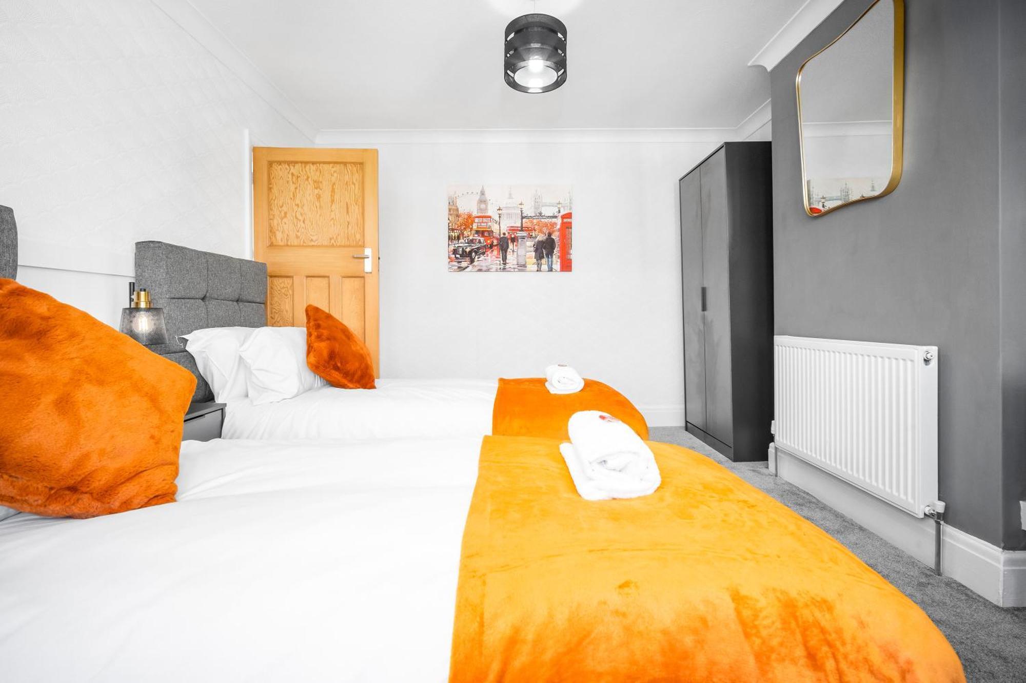 Modern Stylish Home, Garden, Parking, Wifi Families Contractors * Birmingham