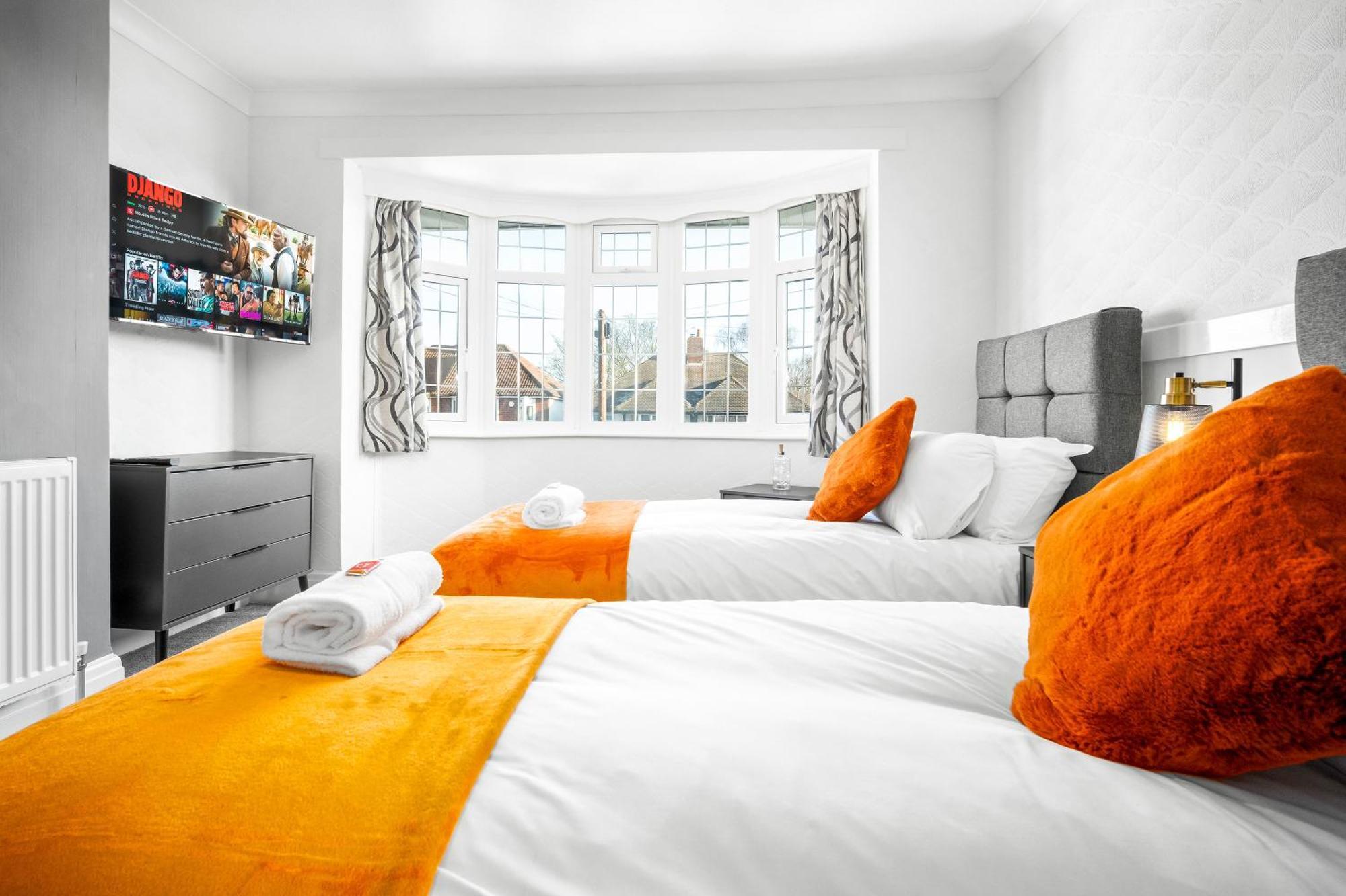 Modern Stylish Home, Garden, Parking, Wifi Families Contractors Holiday home