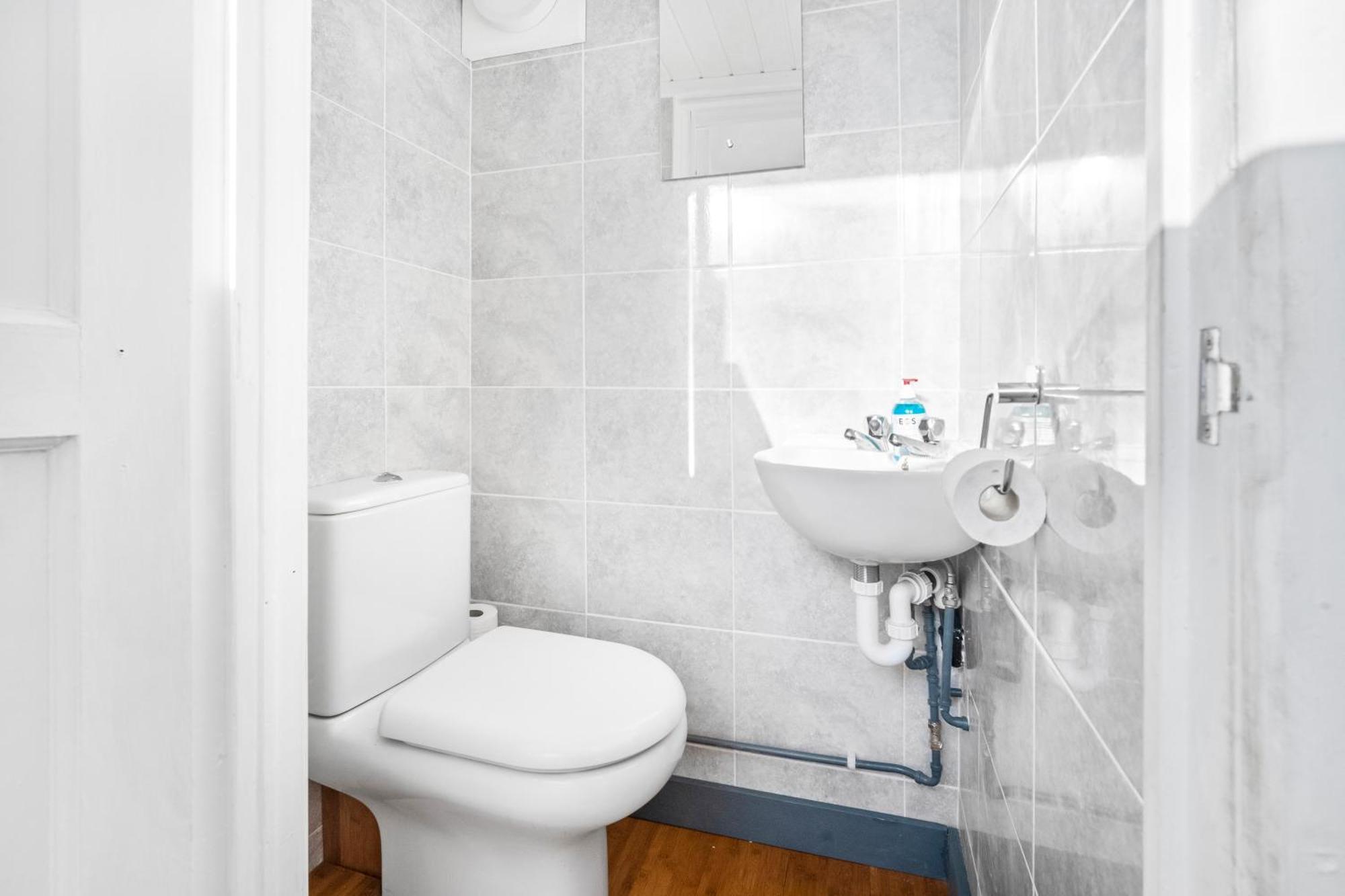 Modern Stylish Home, Garden, Parking, Wifi Families Contractors Holiday home *